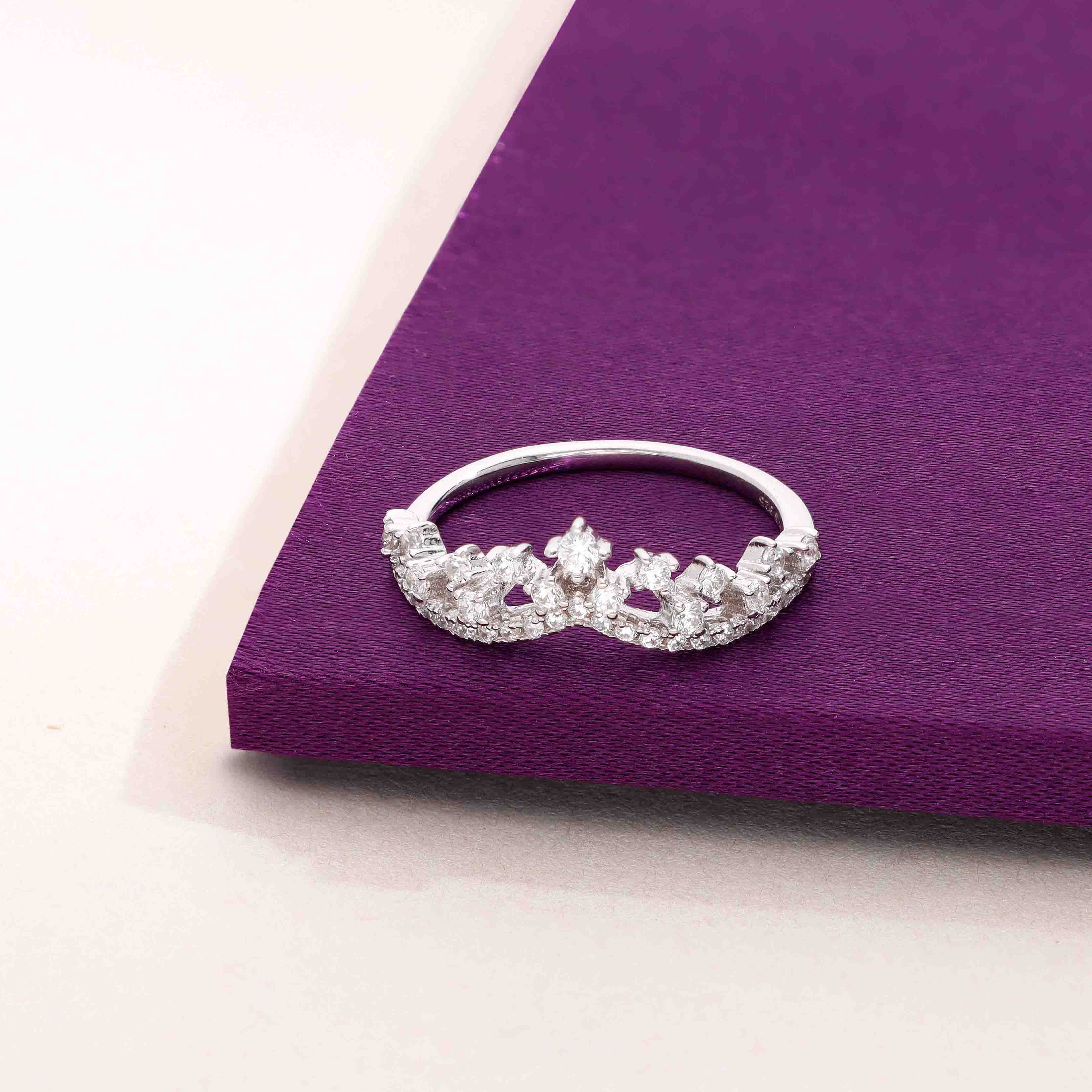 Vibrant V Shaped Silver Minimal Ring - Image 5